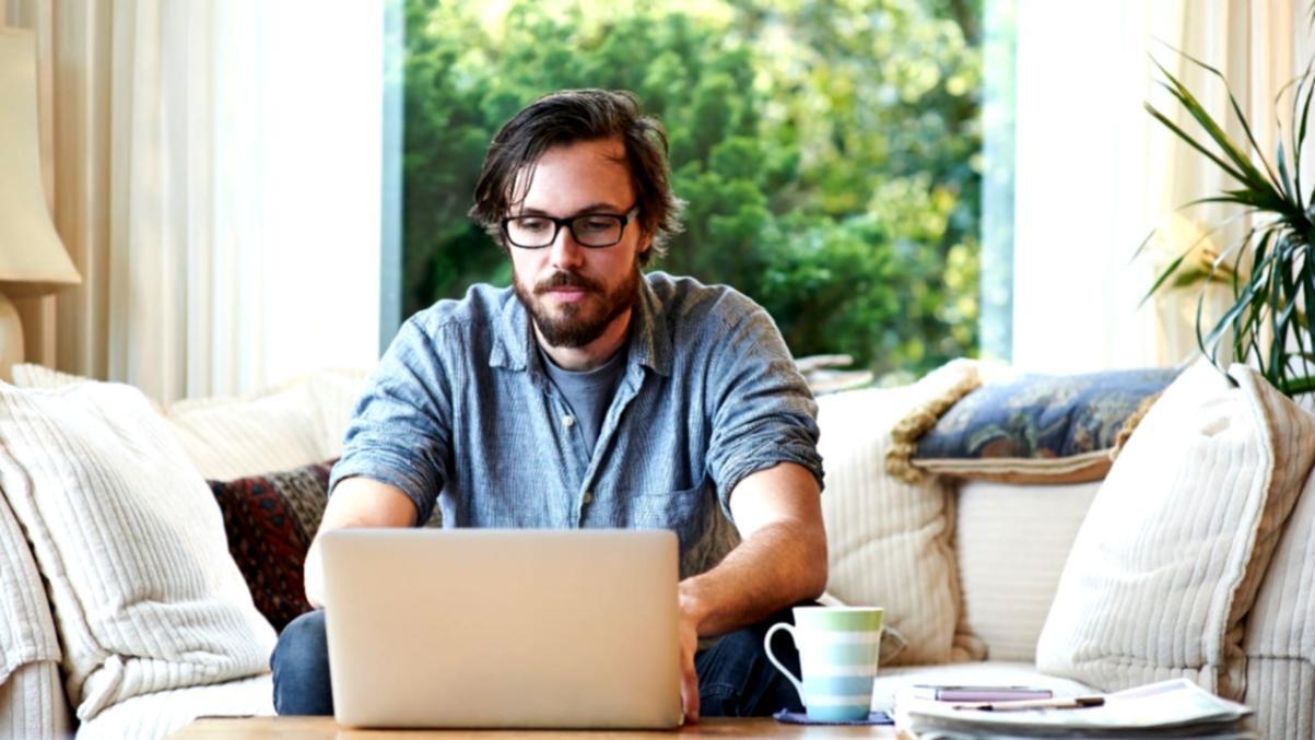 Equipo de trabajo colaborando en sesión de planificación estratégica