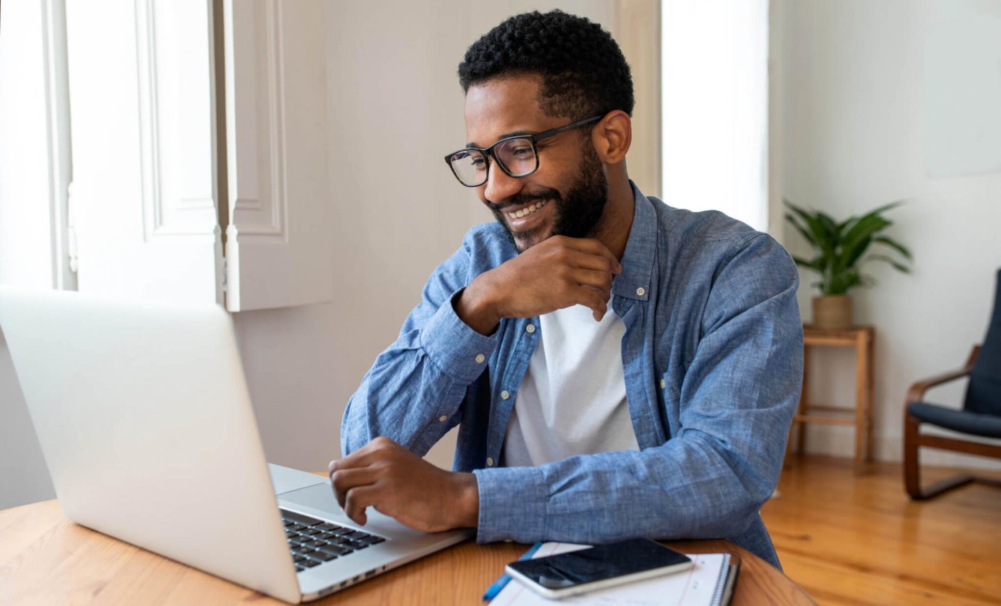 Sesión de trabajo colaborativo para ajustar presupuestos empresariales multianuale en oficina de Barcelona