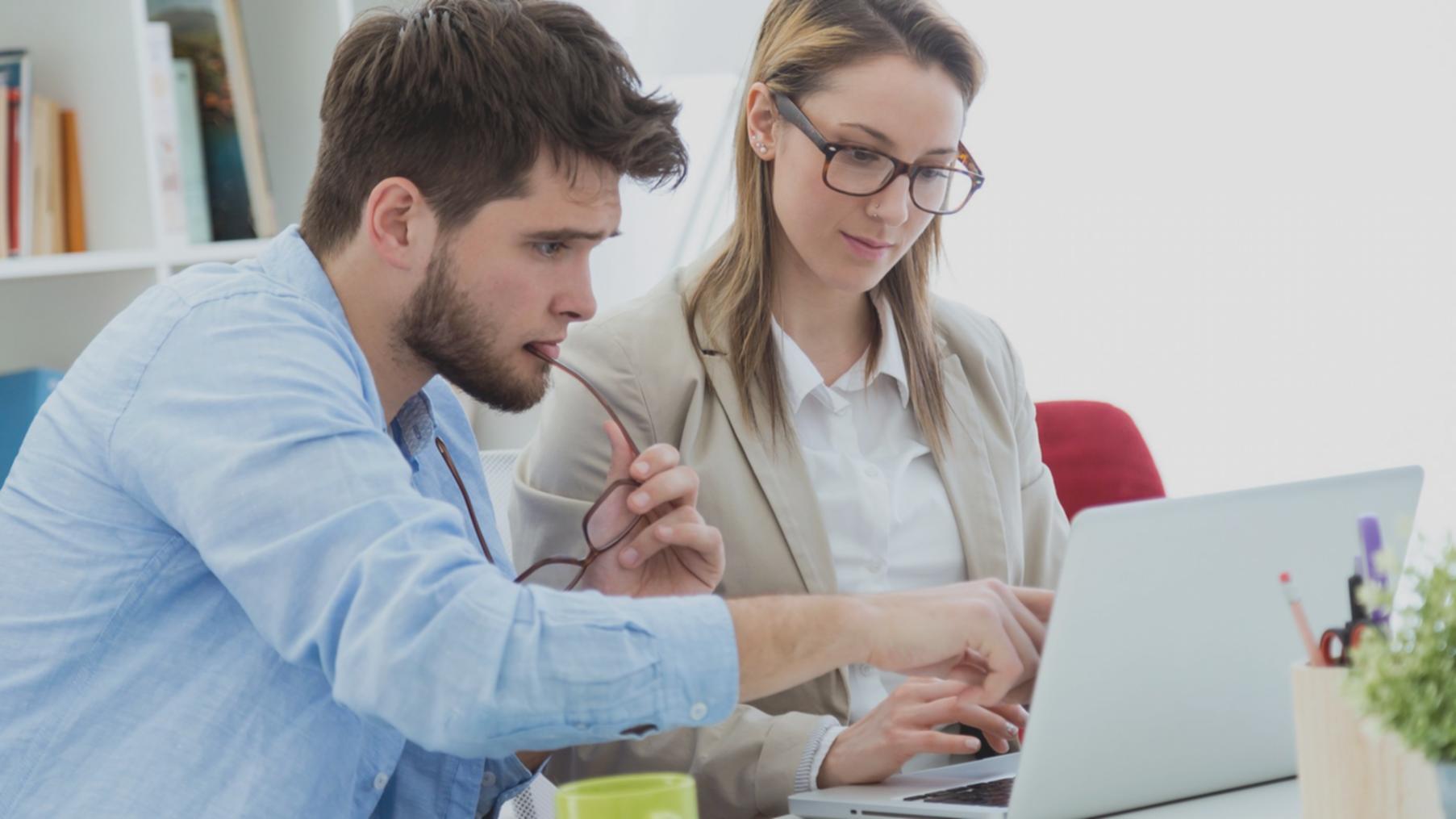 Persona trabajando en análisis financiero con múltiples pantallas mostrando datos presupuestarios