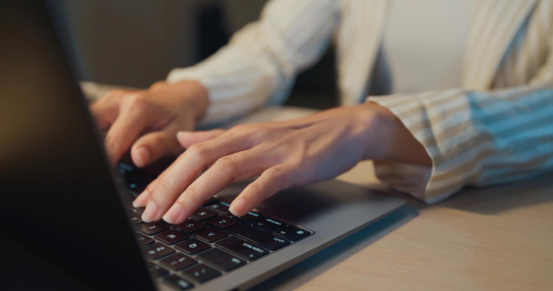 Profesional revisando documentación presupuestaria en entorno de trabajo